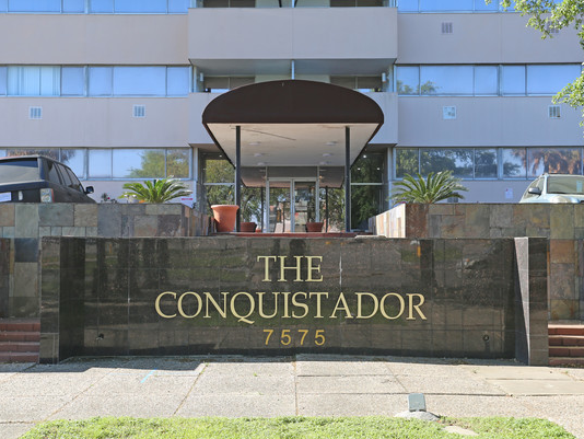 Conquistador High Rise Apartments | 7575 Bellaire Blvd, Houston, TX